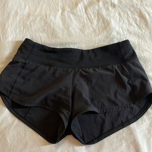 Black lululemon speed up shorts 2.5 inches in size 4.
